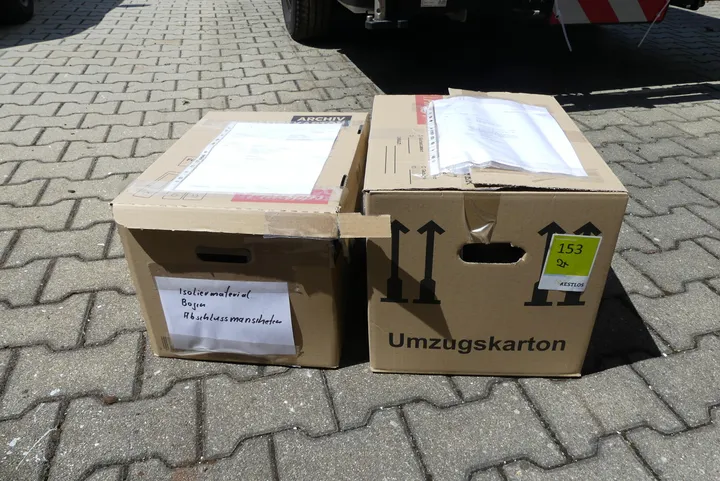 2x Karton mit Sanitärzubehör u.a. Isoliermaterial
